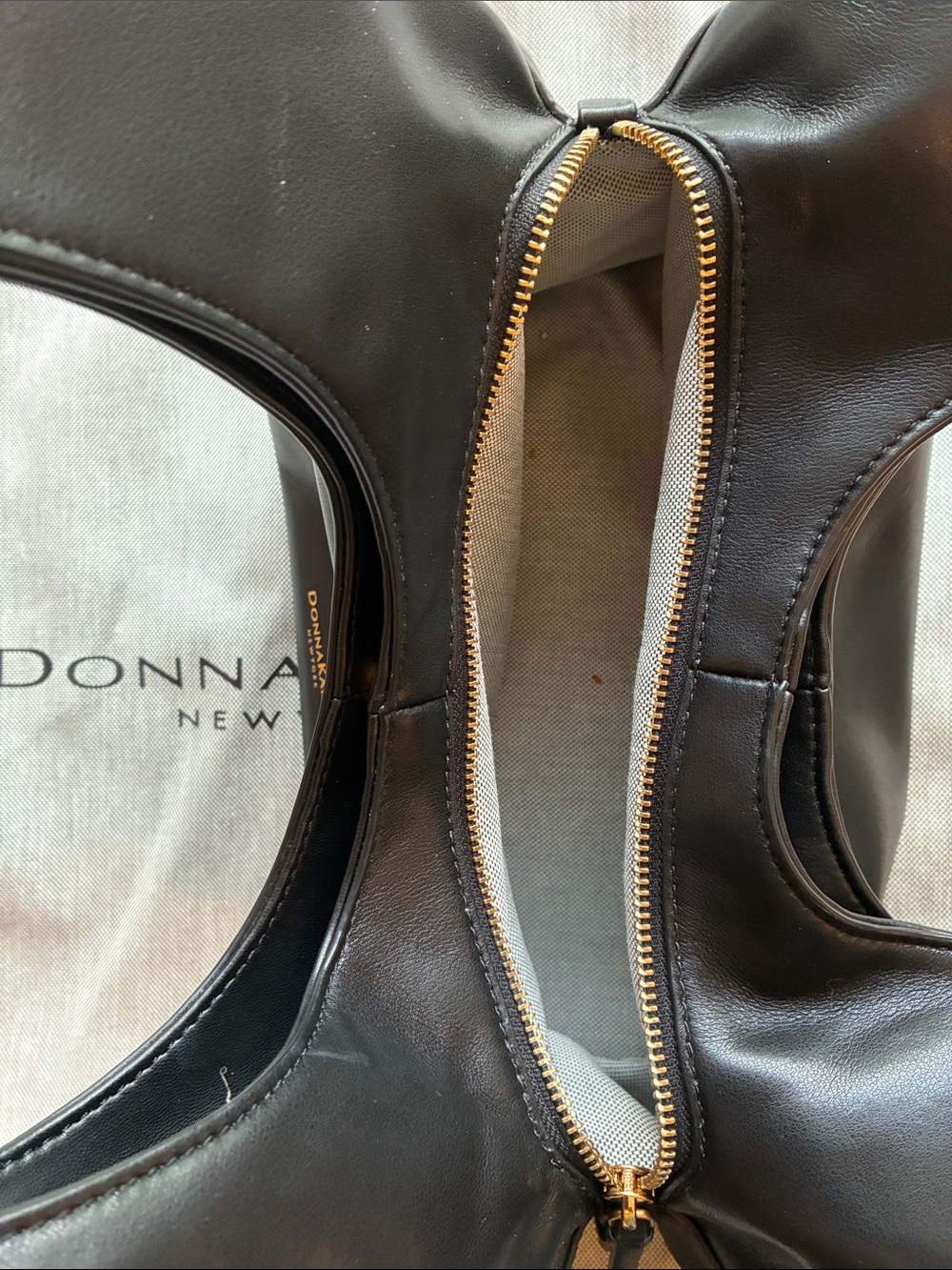 Donna Karan Black Leather Shoulder Bag with Gold Chain Trim - Picture 4 of 8
